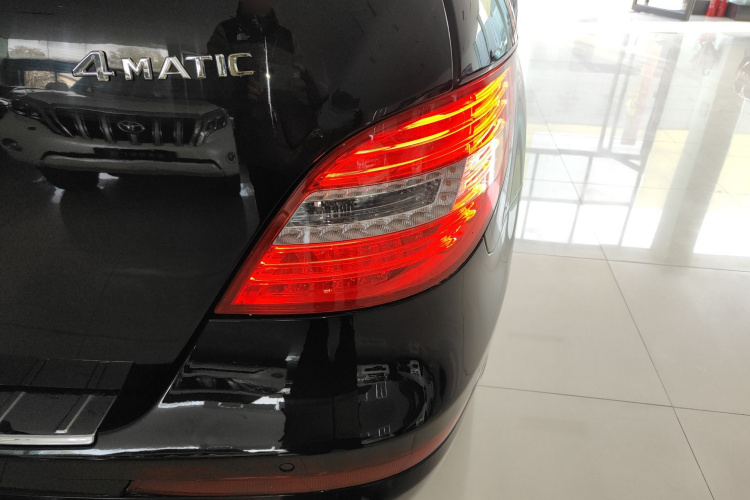 奔驰R级 2014款 R 320 4MATIC 商务型车身外观9