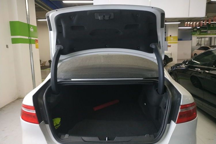 捷豹XE 2018款 2.0T 300PS 四驱R-Sport运动版机舱底盘23