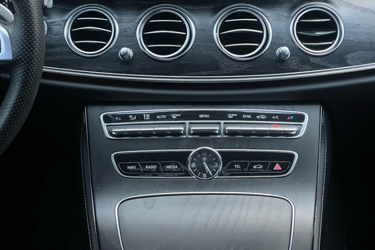 奔驰E级 2018款 改款 E 200 L 运动型 4MATIC中控内饰7001