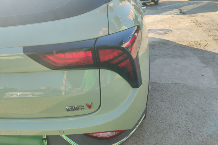 哪吒汽车 哪吒V 2022款 潮 300 Lite 三元锂车身外观6001