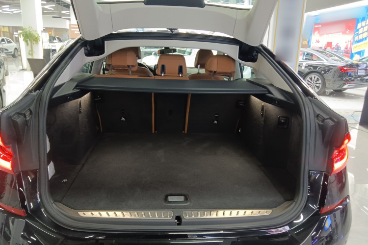 宝马6系GT 2022款 630i 豪华设计套装机舱底盘23