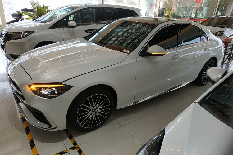 奔驰C级 2023款 C 260 L 运动版车身外观4