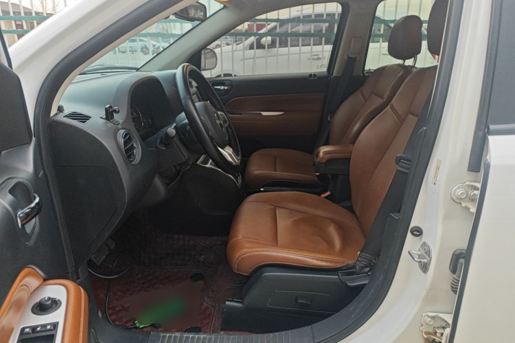 Jeep 指南者(进口) 2014款 改款 2.4L 四驱豪华导航版中控内饰19