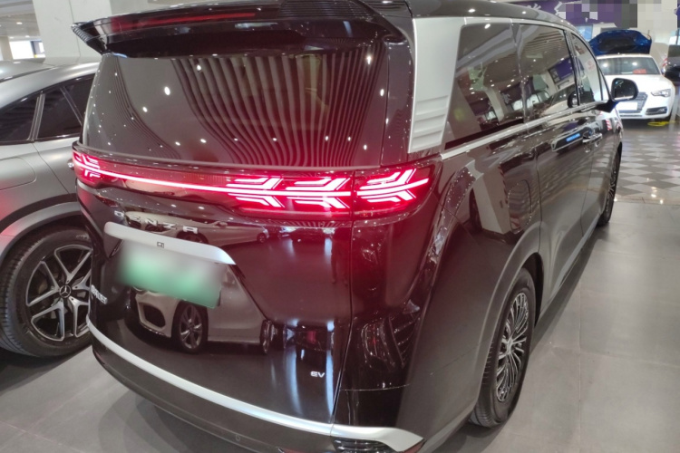 腾势D9 2024款 EV 620 尊享型车身外观7