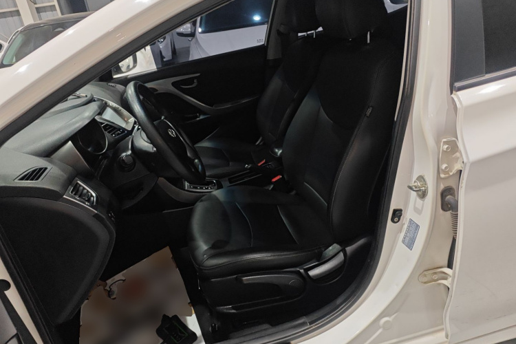 现代 朗动 2015款 1.6L 自动时尚型中控内饰19