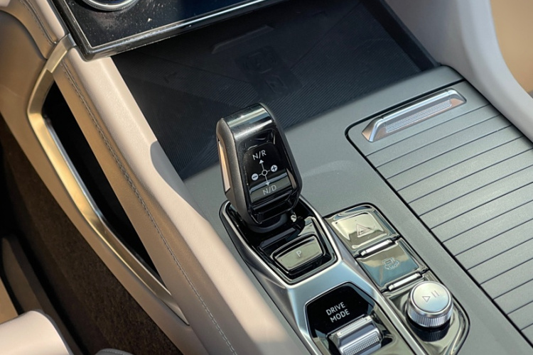 领克09 EM-P 2023款 2.0TD EM-P 远航版PM 七座中控内饰7010