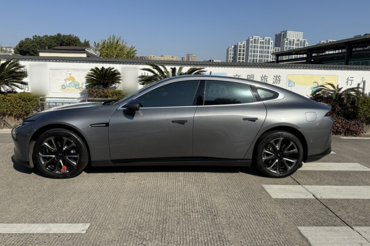 小鹏P7 2022款 670N+车身外观6005