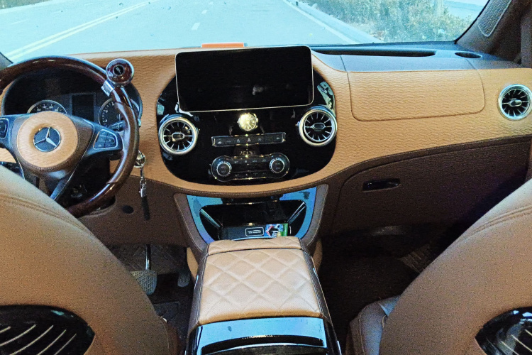 奔驰 威霆 2023款 2.0T 商务版 7座中控内饰12