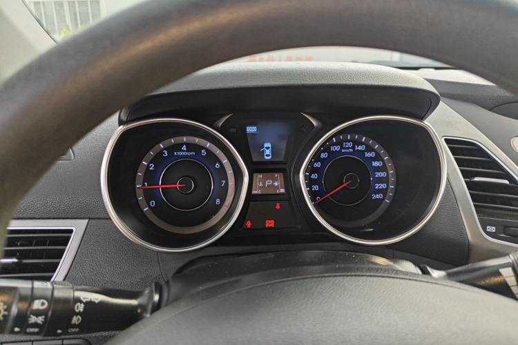 现代 朗动 2015款 1.6L 自动领先型局部细节14