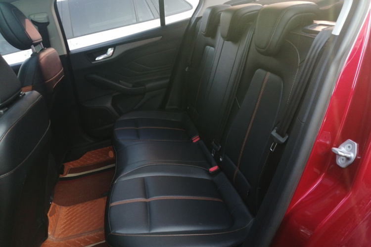 福特 福克斯 2022款 三厢 EcoBoost 180 自动竞速版中控内饰7004