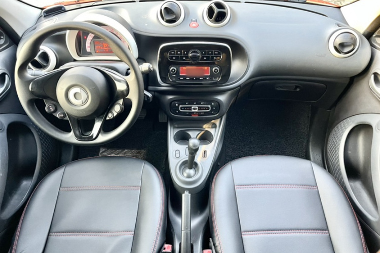 smart forfour 2016款 1.0L 52千瓦灵动版中控内饰7002