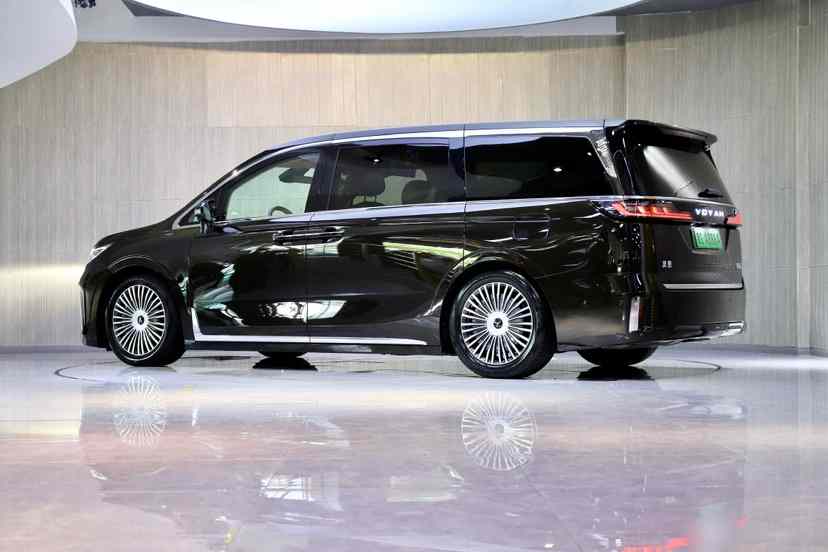 岚图汽车 岚图梦想家 2025款 PHEV 四驱旗舰鲲鹏版(4)