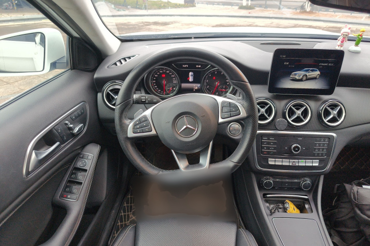 奔驰GLA 2019款 GLA 200 动感型中控内饰13