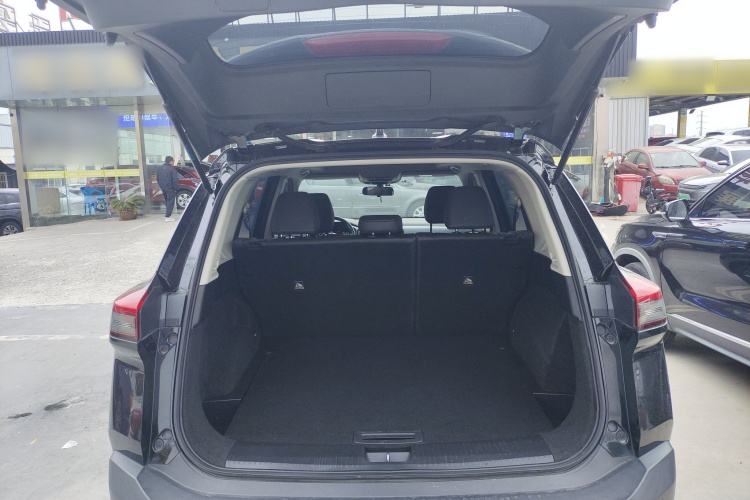 日产 奇骏 2021款 VC-Turbo 300 CVT 2WD豪华版机舱底盘23