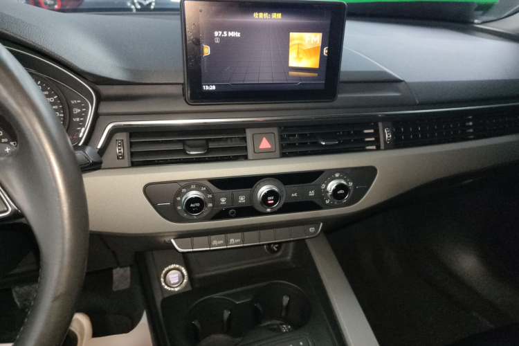 奥迪A4L 2018款 30周年年型 30 TFSI 进取型中控内饰12