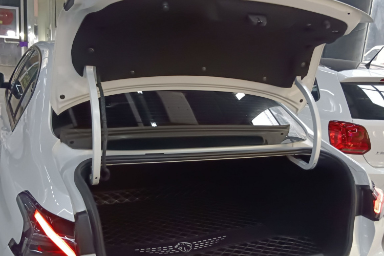 标致408 2022款 1.6T 进取版机舱底盘23