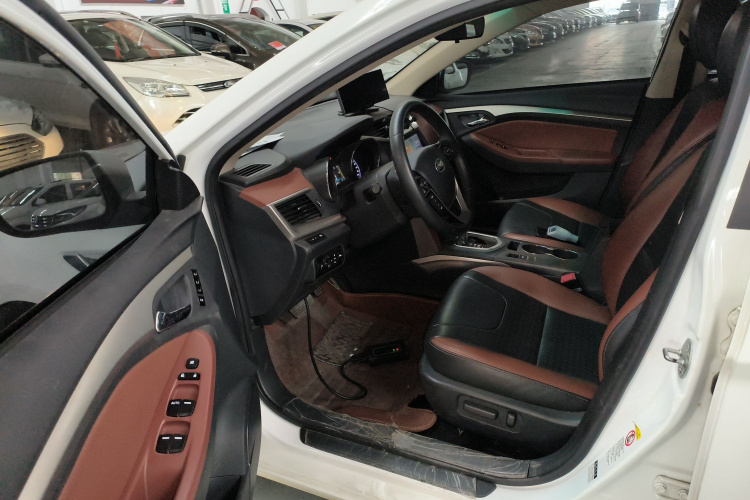 比亚迪G5 2014款 1.5TID 自动旗舰型中控内饰7003