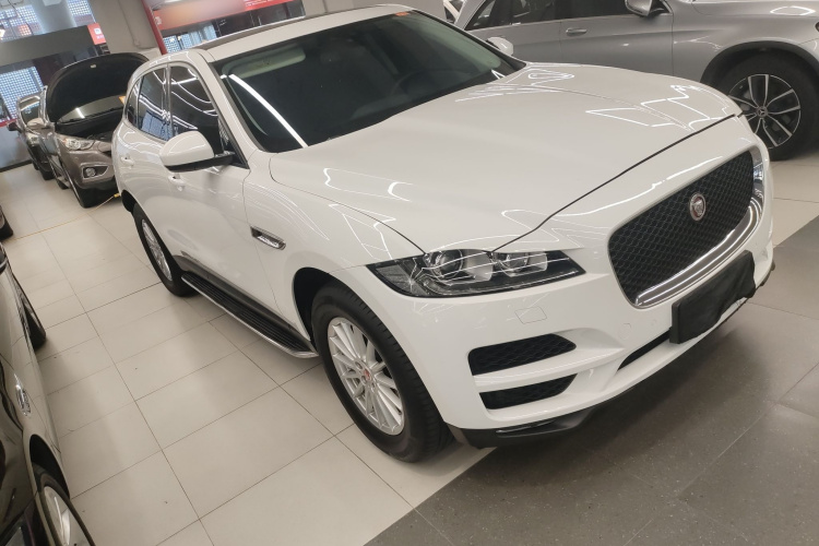捷豹F-PACE 2018款 2.0T 两驱都市尊享版车身外观3