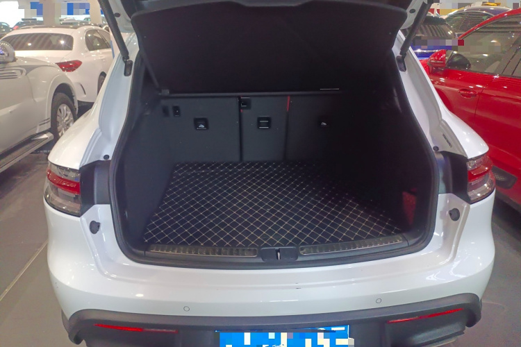 保时捷 2023款 Macan 2.0T机舱底盘23