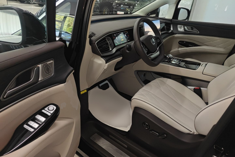 腾势D9 2024款 EV 600 四驱旗舰型中控内饰20