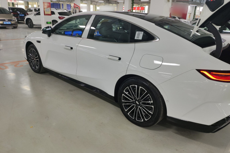 吉利银河 银河E8 2025款 575km 探索智驾版车身外观4