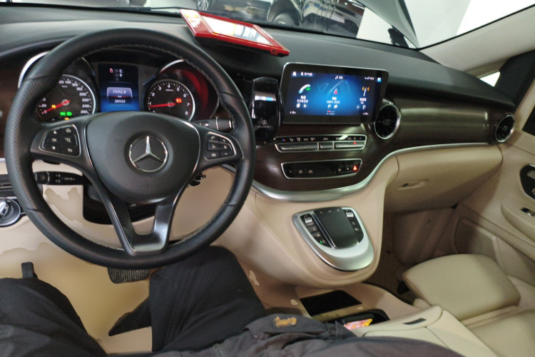 奔驰V级 2022款 V 260 领航版中控内饰12