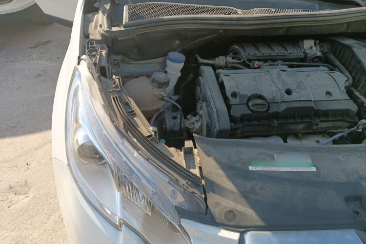 标致2008 2015款 1.6L 自动玩酷版机舱底盘25