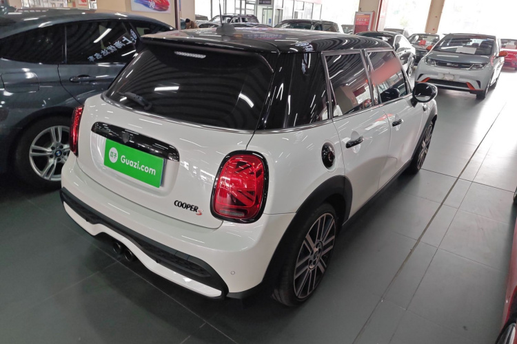 MINI 2023款 改款 2.0T COOPER S 艺术家 五门版车身外观6005
