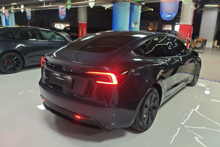 特斯拉 Model 3 2023款 后轮驱动版车身外观7