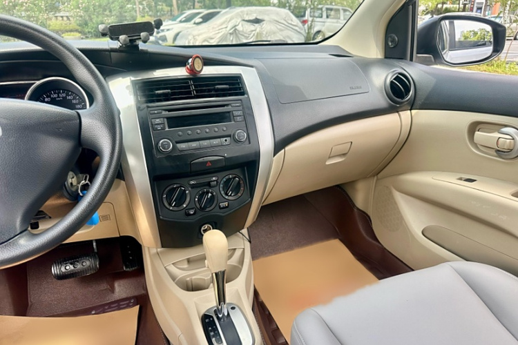 日产 骊威 2015款 1.6XE CVT舒适版中控内饰7003