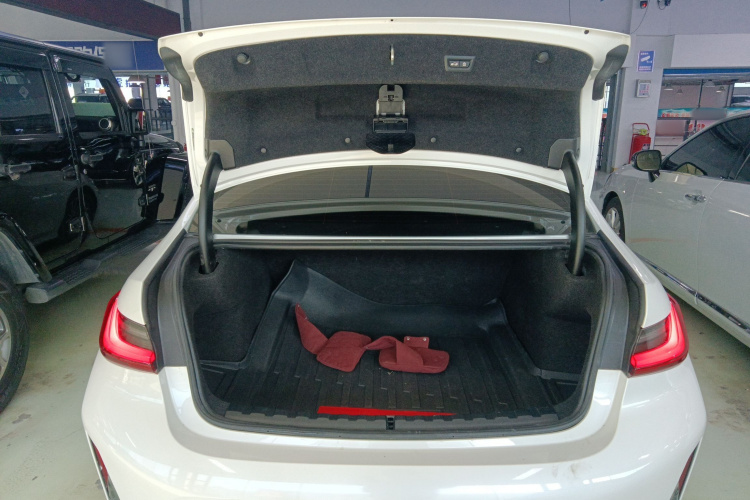 宝马3系 2023款 325Li xDrive M运动套装机舱底盘23