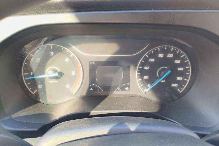 江铃福顺 2023款 2.0T 手动短轴低顶商运型多功能乘用车6座 双开尾门局部细节14