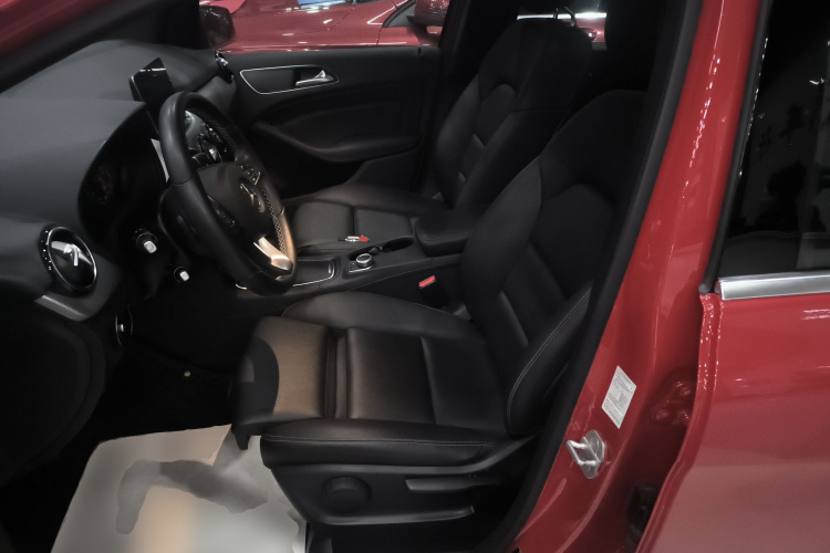 奔驰B级 2017款 B 200 动感型中控内饰19