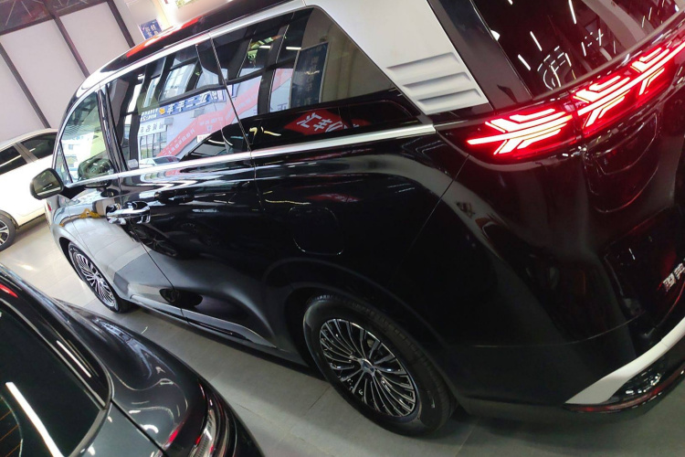 腾势D9 2022款 DM-i 970 四驱尊荣型车身外观4