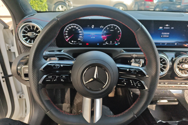 奔驰A级 2023款 A 200 L 时尚型中控内饰13