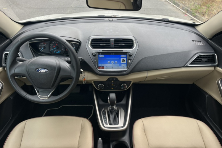 福特 福睿斯 2015款 1.5L 自动舒适型中控内饰7002