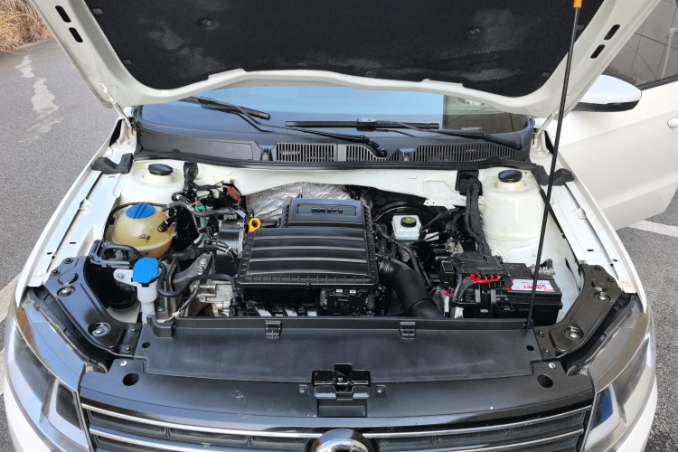 大众 朗逸 2017款 1.6L 自动风尚版机舱底盘24