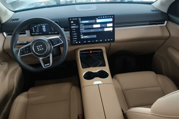 蓝电E5 PLUS 2025款 120km 标准旅行定制版 7座中控内饰12