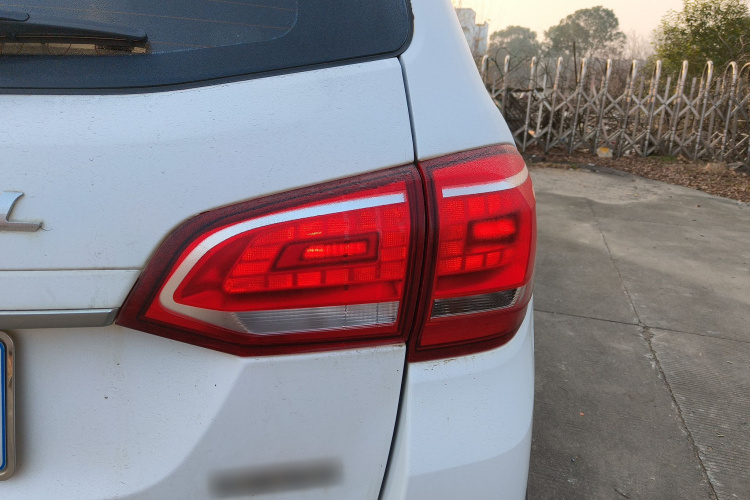 哈弗H6 2015款 改款 运动版 1.5T 手动两驱精英型车身外观9