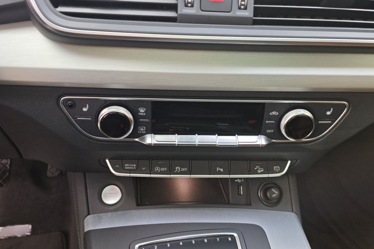 奥迪Q5L 2020款 改款 40 TFSI 荣享时尚型中控内饰7002