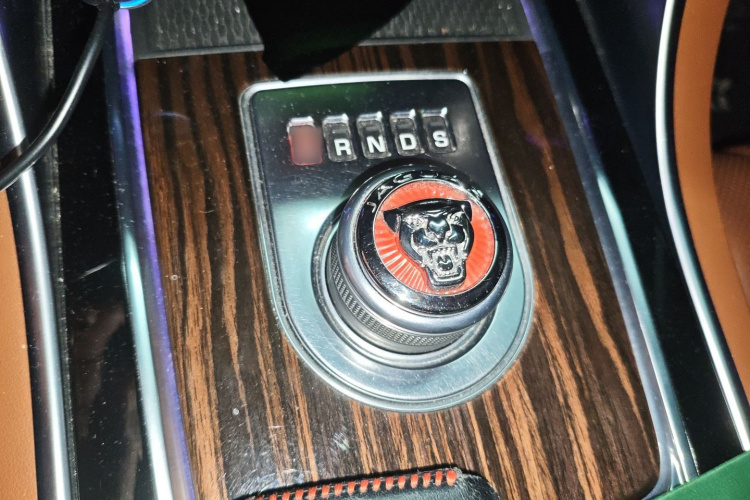 捷豹XFL 2017款 XFL 2.0T 240PS 奢华版局部细节18