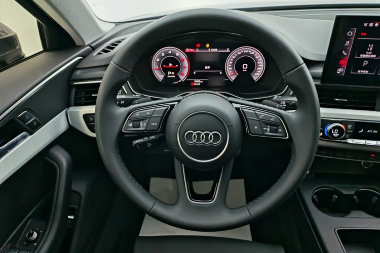 奥迪A4L 2025款 200万辆悦享版 40 TFSI 时尚动感型中控内饰7001