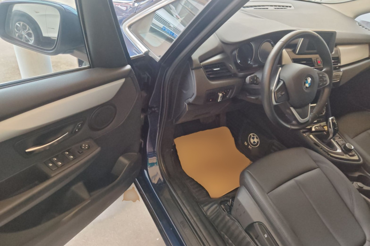 宝马2系多功能旅行车 2018款 220i 领先型中控内饰20
