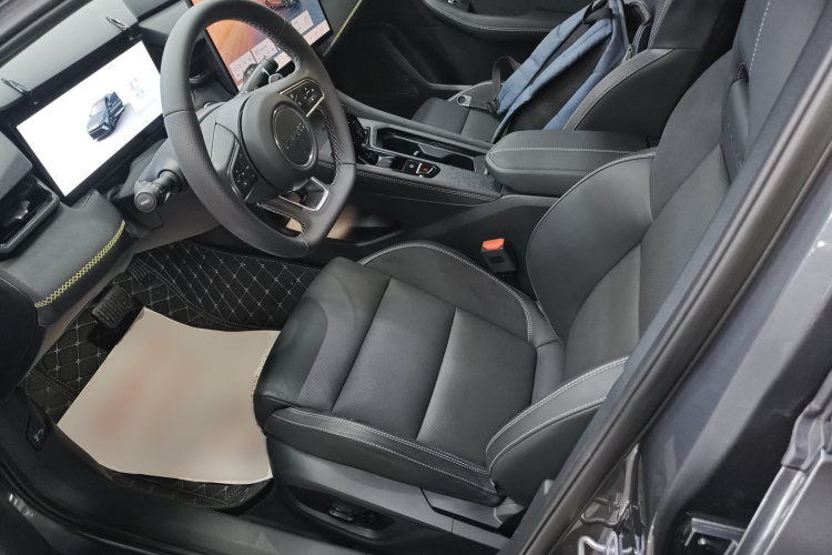 领克03 2025款 1.5TD DCT冠军版Pro中控内饰19