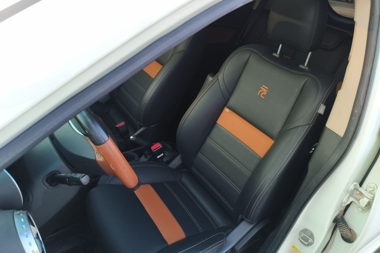 比亚迪 元 2016款 1.5L 手动尊贵型中控内饰19