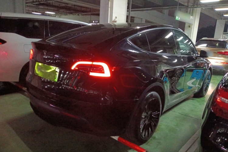 特斯拉 Model Y 2021款 标准续航后驱版车身外观7