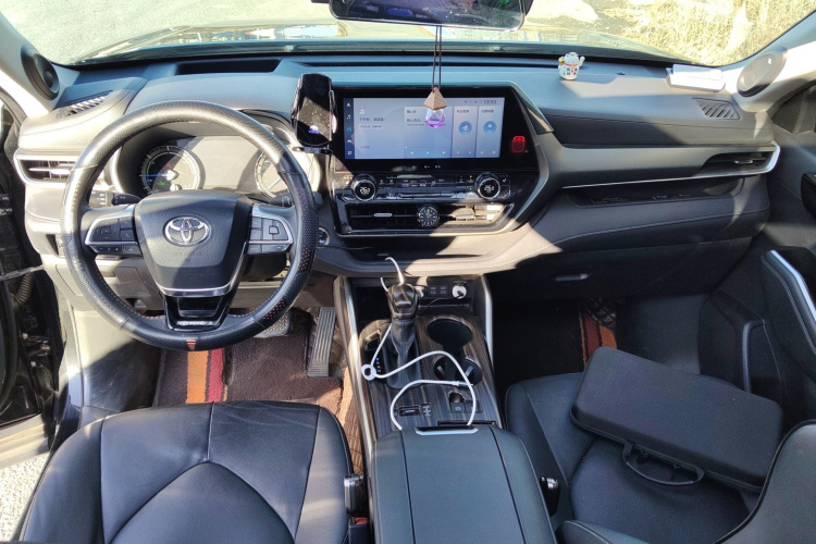 丰田 汉兰达 2023款 2.5L智能电混双擎四驱尊贵版 7座中控内饰12