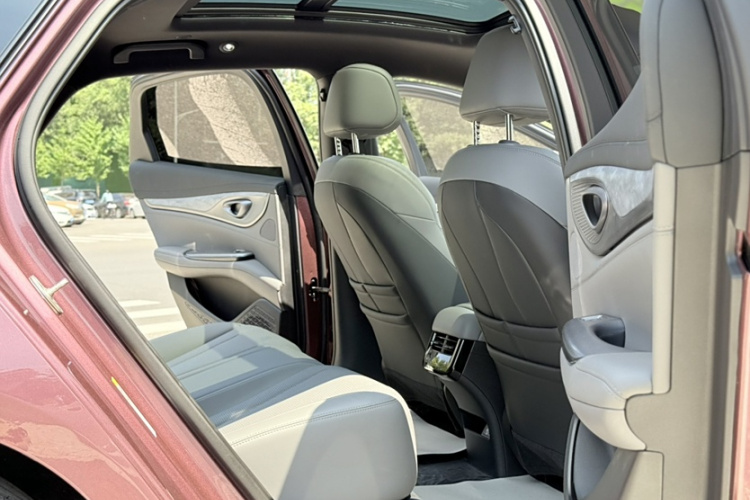 比亚迪 海豹 2024款 荣耀版 DM-i 1.5L 121km 豪华型中控内饰7001