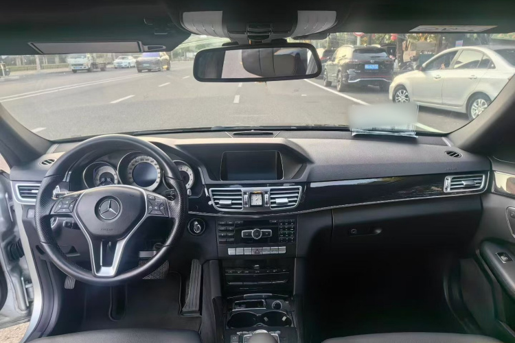 奔驰E级 2014款 改款 E 260 L 运动型中控内饰7002