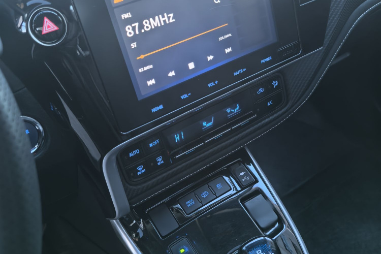 丰田 雷凌双擎E+ 2019款 1.8PH V E-CVT豪华版中控内饰7010